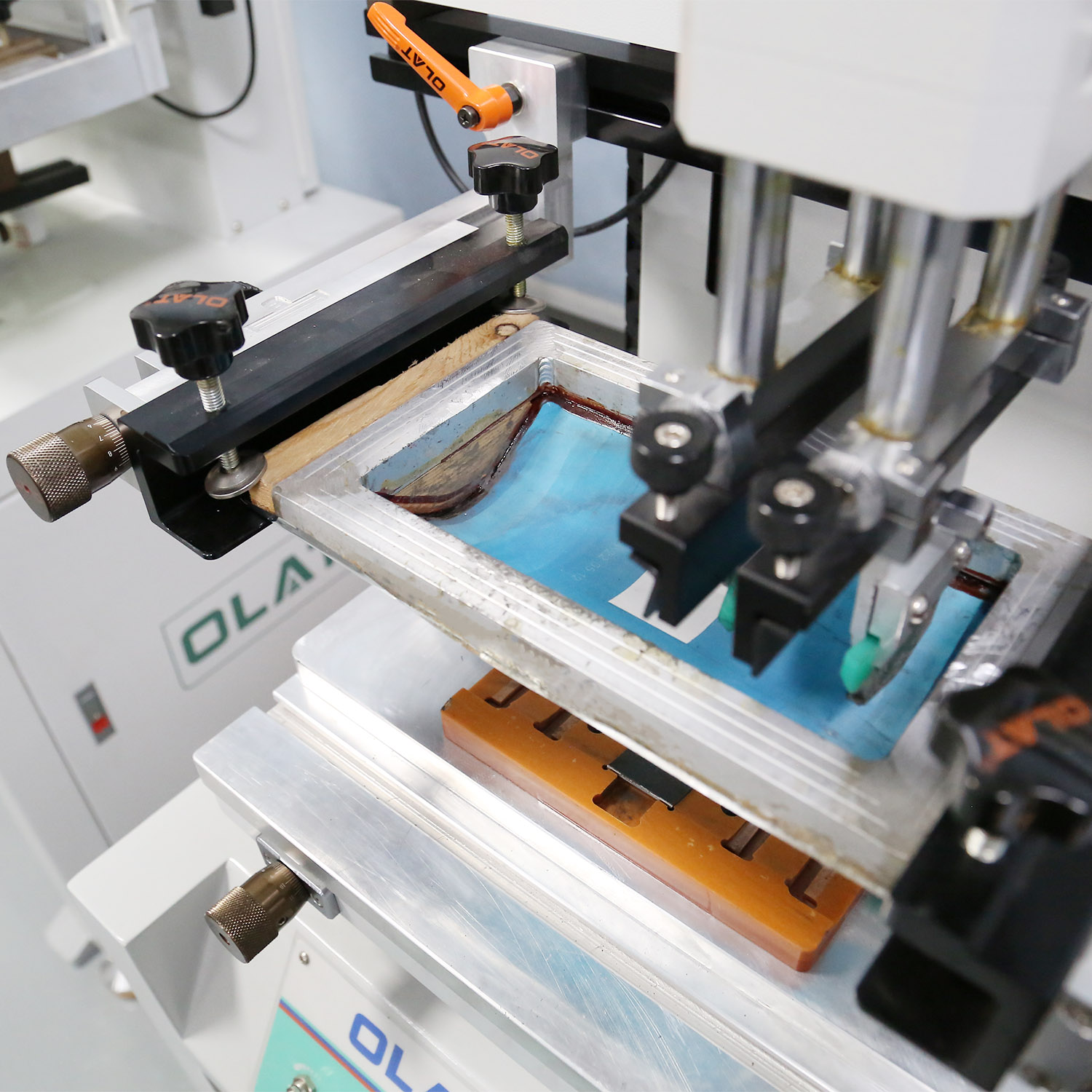 曲面丝印机核心优势与专业保养指南